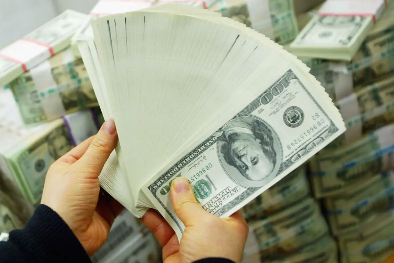 Dólar Recua 3,23% e Sofre Maior Queda Dos Últimos Dois Anos