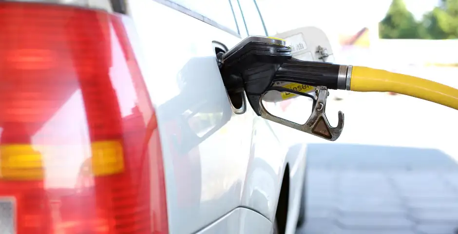 Gasolina Mais Barata? Veja Como a Queda no Preço do Petróleo Pode Impactar Seu Bolso