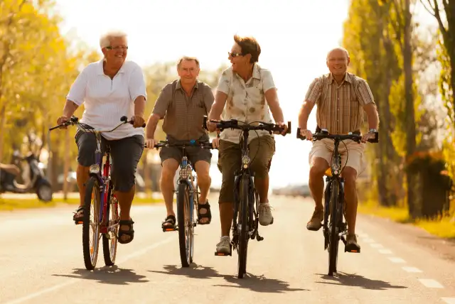 grupo de aposentados andando de bicicleta