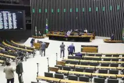 Câmara aprova projeto que viabiliza isenção do IR para quem ganha 2 salários mínimos