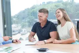 Familie unterzeichnet Kreditvertrag