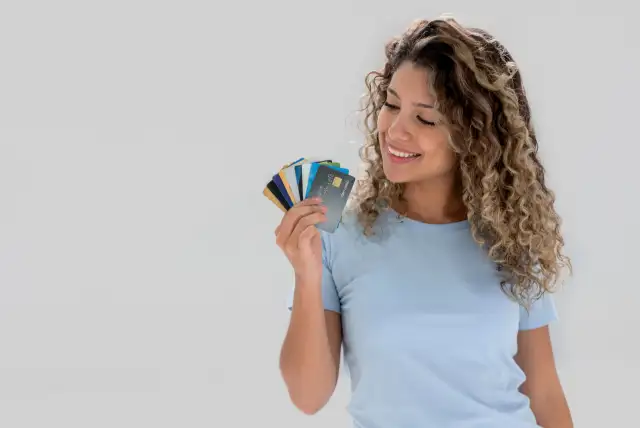 Cuándo es útil solicitar una tarjeta adicional y qué riesgos debes considerar