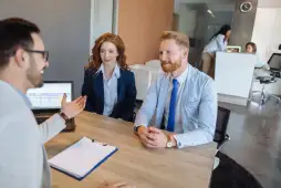 Personen, die einen Kreditvertrag unterzeichnen