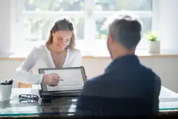 πρόσωπο που υπογράφει σύμβαση δανείου